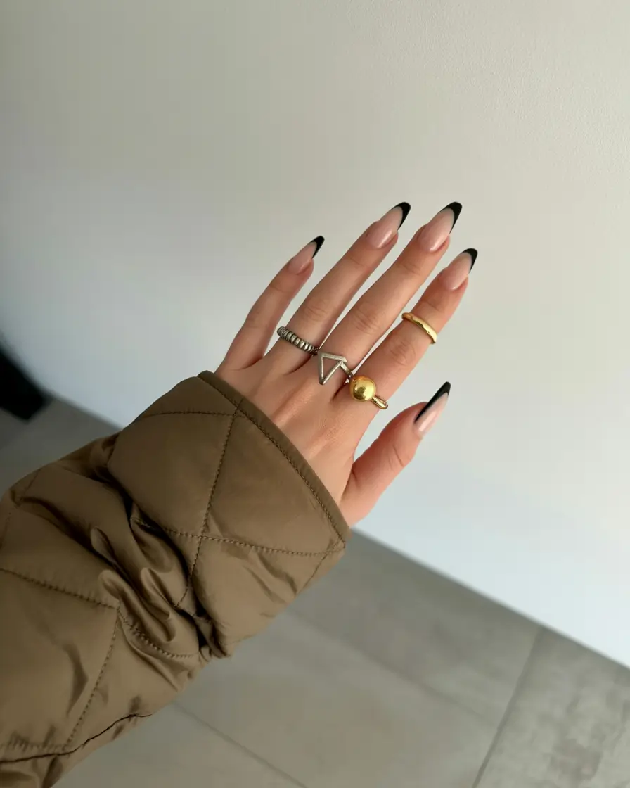 Best Classy Nail Colors Winter 2025–2026: Elegant & Timeless Manicure Ideas