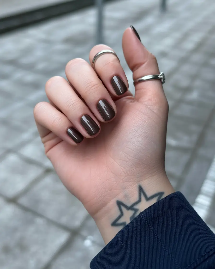 Nail Colors for Winter 2025–2026: Trendy Shades and Manicure Ideas